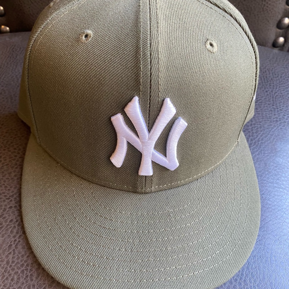 Brand new 7 3/8 olive yankee fitted